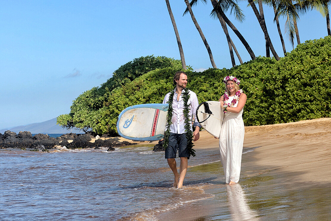 strand-hochzeit-maui-surfer